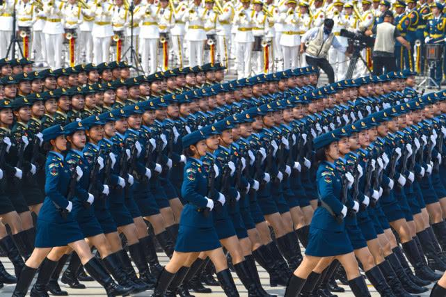 国庆70周年阅兵女兵方队图片，展现巾帼英雄的风采，国庆70周年阅兵女兵方队风采，巾帼英雄展现雄姿