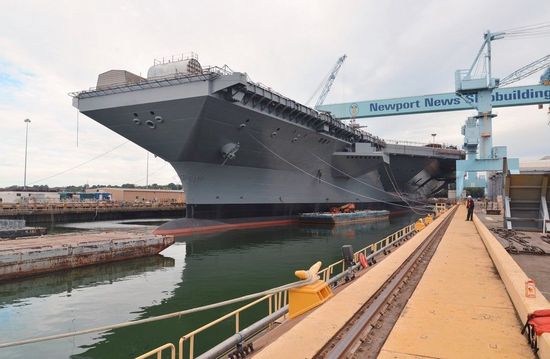 福特号航空母舰的庞大身躯与惊人吨位,福特号航空母舰,庞大身躯与惊人吨位的海上霸主