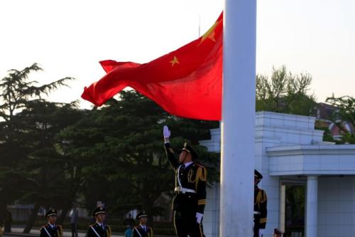 今天几点升旗——升旗仪式的庄重与意义，升旗仪式的庄重与意义，今日升旗时刻揭晓