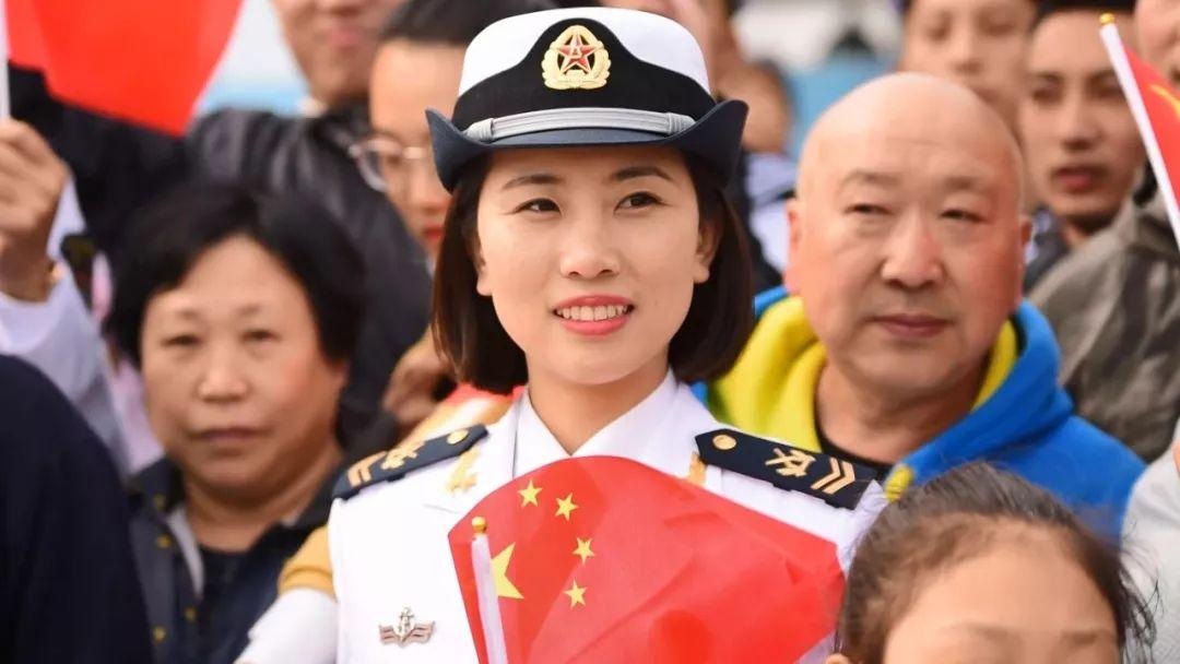 青岛海军节，盛大庆祝活动中的壮丽军容与众多参与者，青岛海军节盛大庆祝活动，壮丽军容与万众欢腾