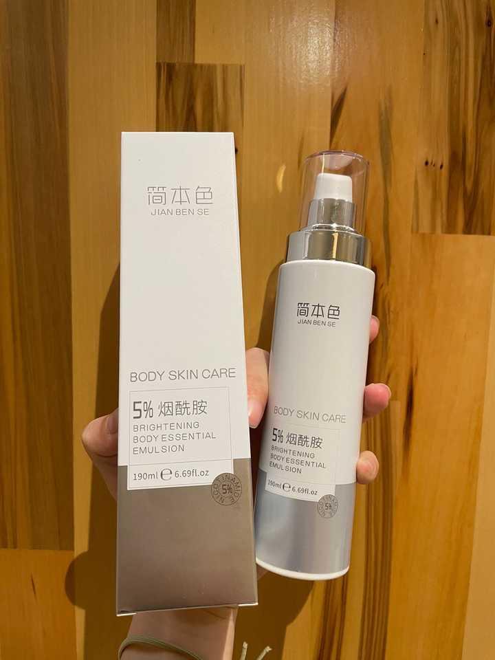 美白身体乳，赋予肌肤如玉般的纯净光泽，美白身体乳，打造如玉纯净光泽的肌肤