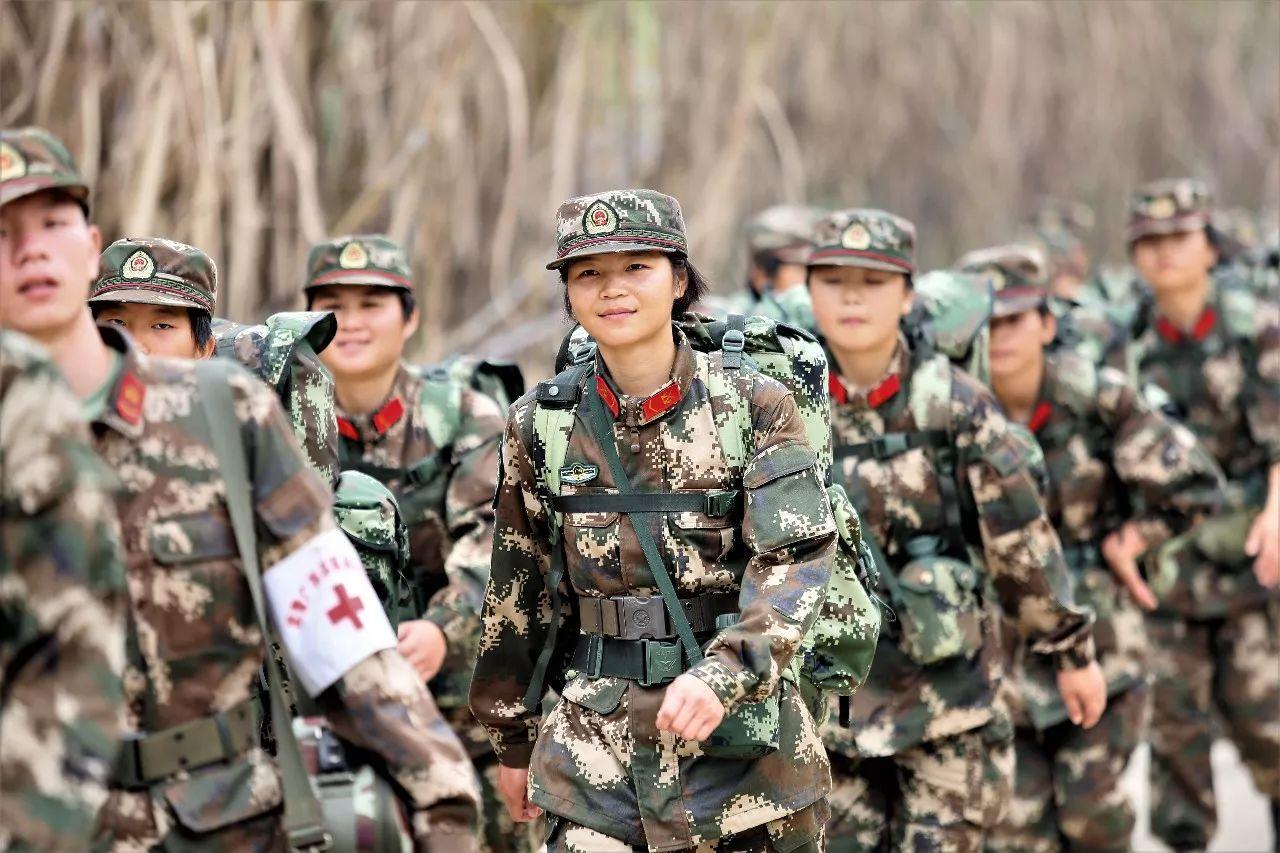老兵遇见新兵拉练，传承与启发的力量，老兵与新兵拉练，传承与启发的力量交汇