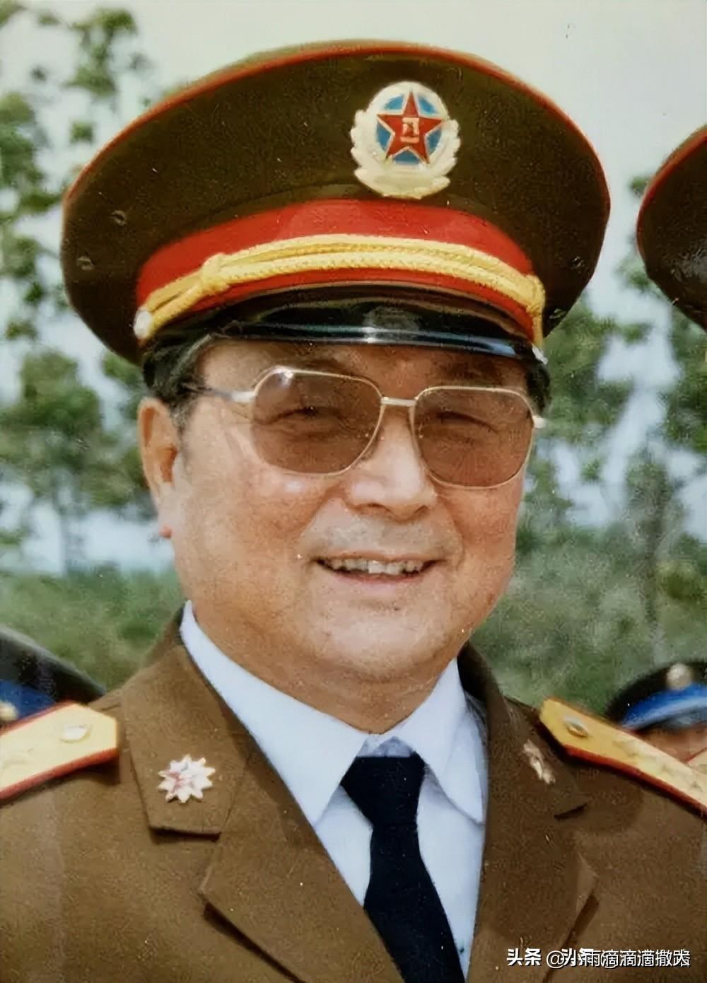 中国火箭军军服图片，展现力量与荣耀的象征，中国火箭军军服展示力量与荣耀，军装风采尽显雄壮英姿