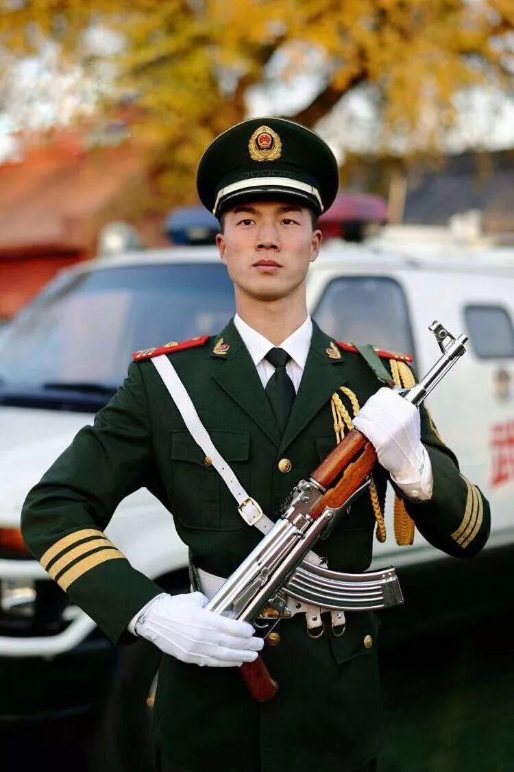 武警丁晓兵简历，一位英勇无畏的忠诚卫士的生平，武警丁晓兵，忠诚卫士的生平传记