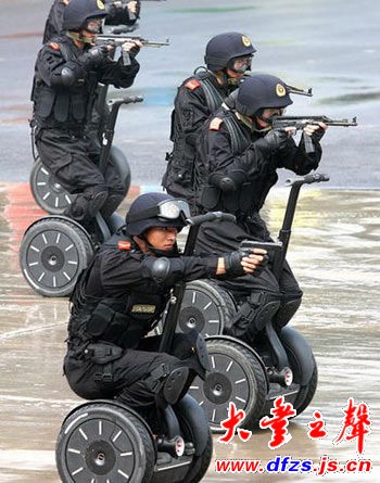 特警反恐突击车，现代反恐战争的重要利器，特警反恐突击车，现代反恐战争的关键利器