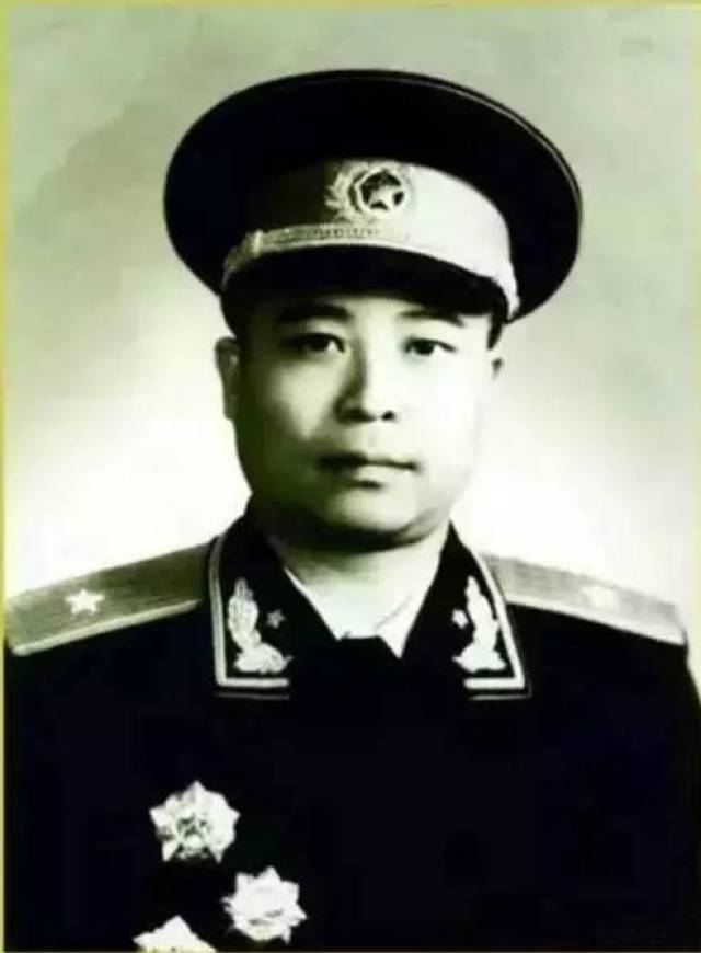 新疆火箭军司令员的卓越领导与无私奉献，新疆火箭军司令员，卓越领导与无私奉献的典范