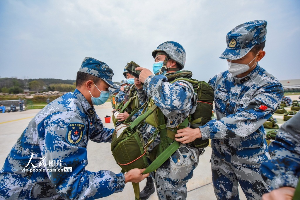 湖北黄陂空降兵，英勇无畏，忠诚担当，湖北黄陂空降兵，英勇忠诚，无畏担当