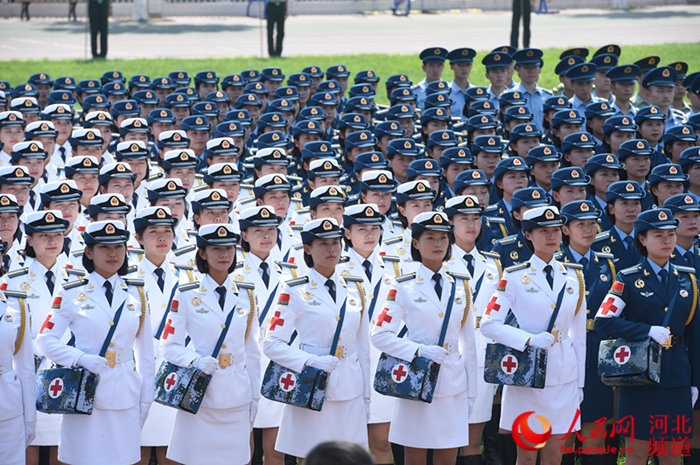 白求恩医疗方队的女兵们前往集结地点，白求恩医疗方队女兵集结启航
