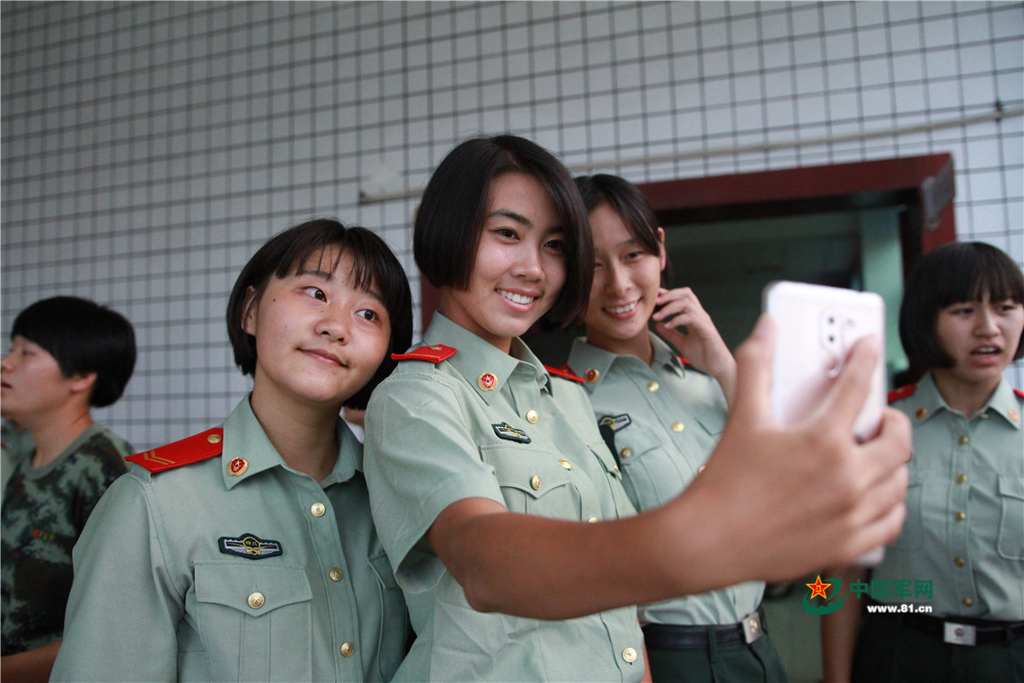 学校女兵的路，挑战与机遇并存，学校女兵之路，挑战与机遇并存