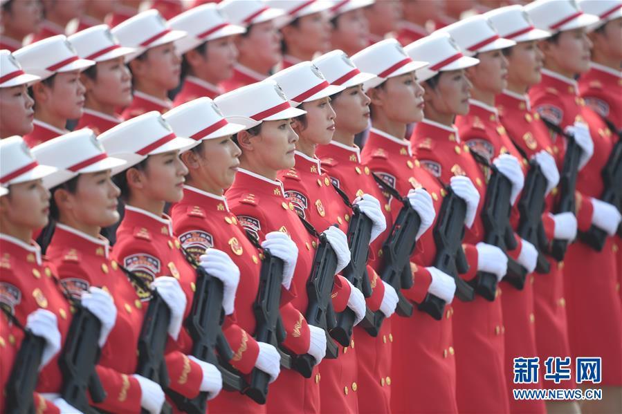 庆祝辉煌历程，70周年阅兵女民兵方队领队的风采，庆祝辉煌历程，女民兵方队领队风采闪耀70周年阅兵大典