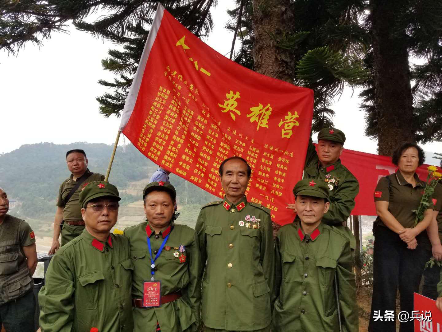 致敬英雄，一位满身军功章的老兵的故事，致敬英雄，军功章闪耀的老兵传奇故事