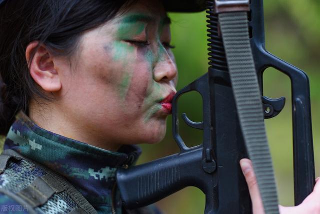 中国武警女军官照片，展现新时代巾帼英雄的风采，中国武警女军官风采，新时代巾帼英雄展现傲人风采