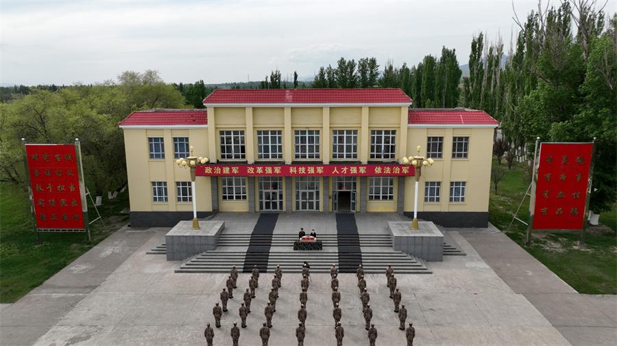 新疆解放军穿武警衣服的探讨，新疆解放军与武警服饰的探讨与解析