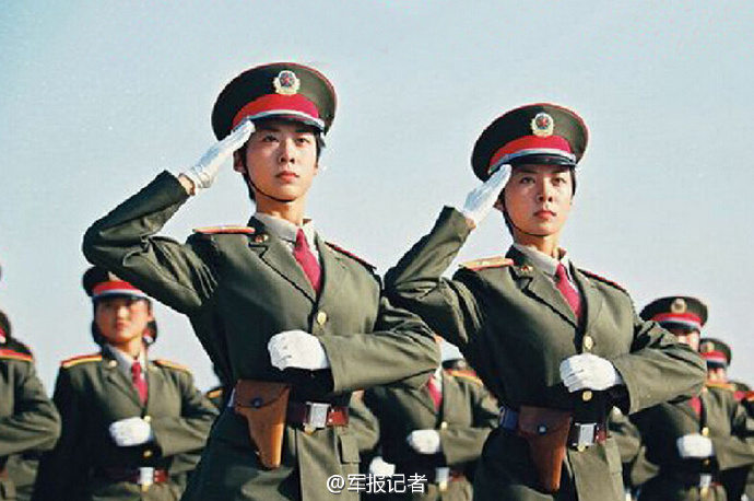 中国女兵照片摄影，展现飒爽英姿的力量与美，中国女兵摄影，力量与美的飒爽英姿