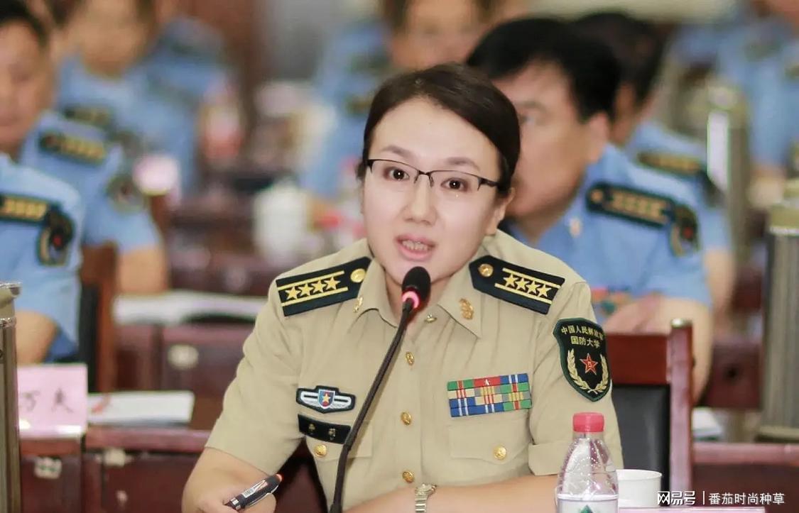 国防大学李莉的照片，探索一位女军人的风采与故事，国防大学李莉，女军人的风采与故事探索