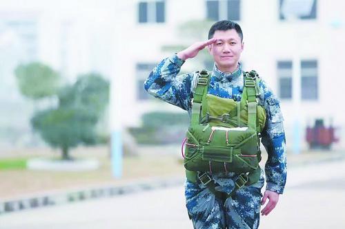 军事男主持人，展现英勇无畏与智慧光芒的荧幕英雄，军事男主持人，荧幕上的英勇无畏与智慧光芒展现者