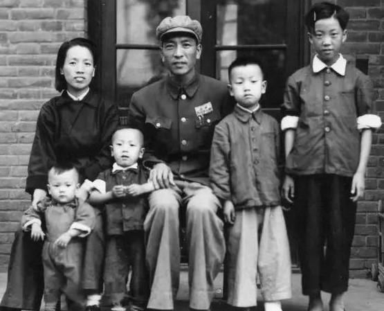 国防军事英雄人物，先进人物及事迹的辉煌篇章，国防军事英雄，先进人物事迹的辉煌篇章
