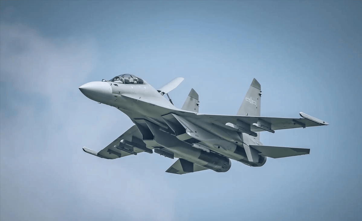 我国歼-16战机的强大实力，空中霸主的新时代典范，歼-16战机，空中霸主的新时代典范，展现强大实力