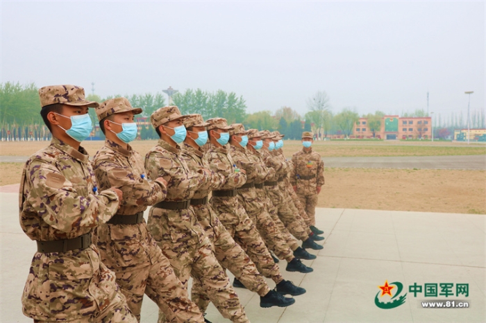 新兵队列训练，塑造纪律与精神的熔炉，新兵队列训练，熔炉般的纪律与精神塑造地