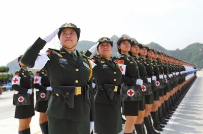 白求恩医疗方队中的受阅女兵，英勇无畏，绽放生命之光，白求恩医疗方队中的女兵，英勇无畏，展现生命光辉