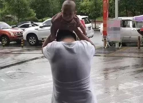 大雨中的三军仪仗队视频，英勇与荣耀的见证，大雨中的英勇与荣耀，三军仪仗队视频展现荣耀时刻
