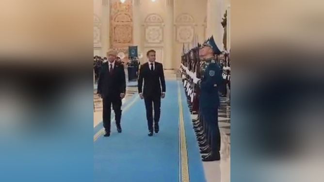 马克龙检阅三军仪仗队视频，展现法国军队风采与领导力，马克龙检阅三军仪仗队，展现法国军队风采与领袖风范的视频