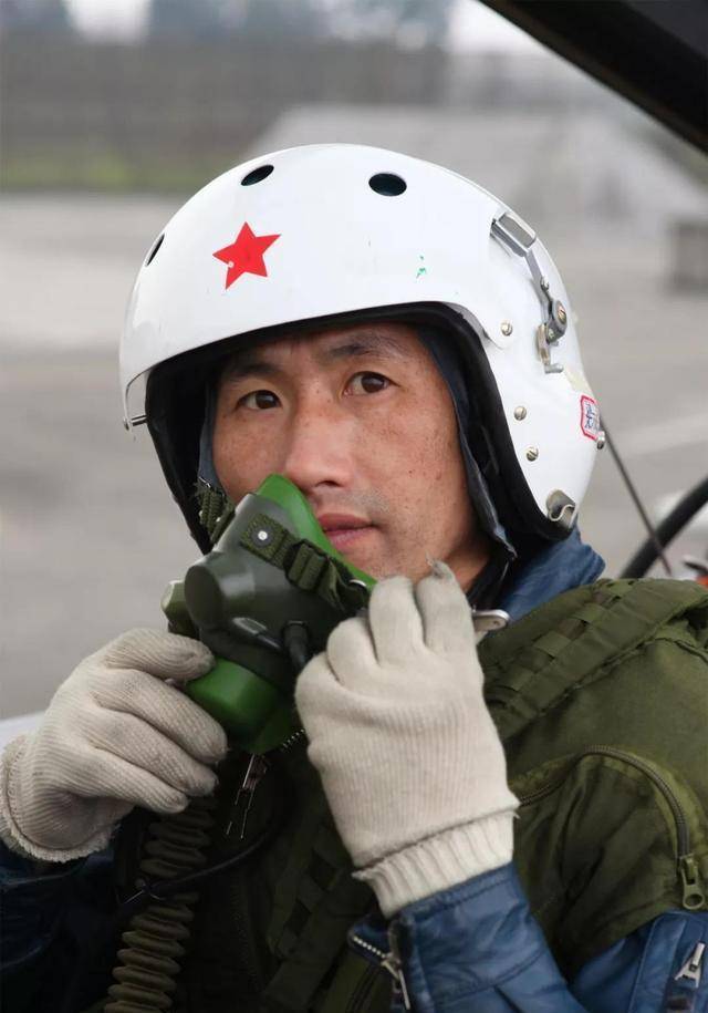 飞行员廖勇，蓝天之上的英勇领航者，飞行员廖勇，蓝天之上的领航英雄