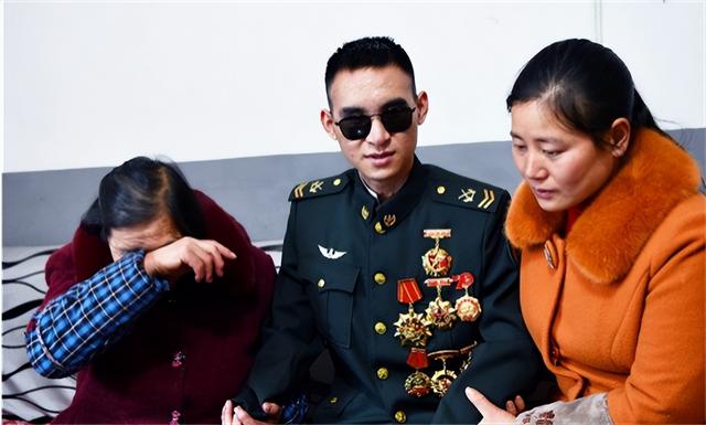 八一勋章背后的英雄事迹——杜富国的事迹，八一勋章背后的英雄传奇，杜富国的荣耀之路