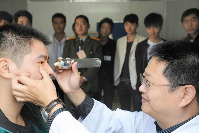 视力不合格可以当兵吗？解读中国军队招募中的视力要求，视力要求与军队招募，不合格视力能否参军？解读中国军队招募中的视力标准
