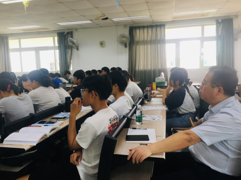 刘良与刘中秋，探索两人之间的深层关系，刘良与刘中秋，深度探究二人关系之谜