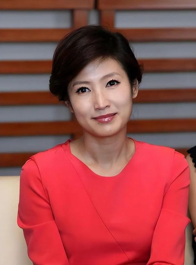 军事主持人忆雯的生活照，镜头背后的坚韧与风采，军事主持人忆雯，镜头背后的坚韧与风采实拍生活照曝光