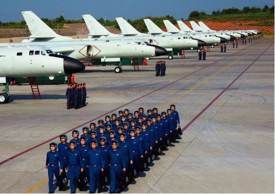 中国空军一号落地视频，展现国家力量与荣耀的瞬间，中国空军一号落地瞬间，国家力量与荣耀的展现