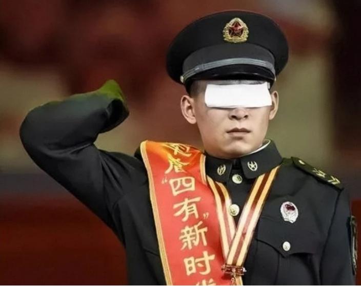 共和国勋章获得者杜富国的光辉事迹，英雄无畏，铸就时代荣光，杜富国，时代荣光下的无畏英雄，共和国勋章闪耀事迹