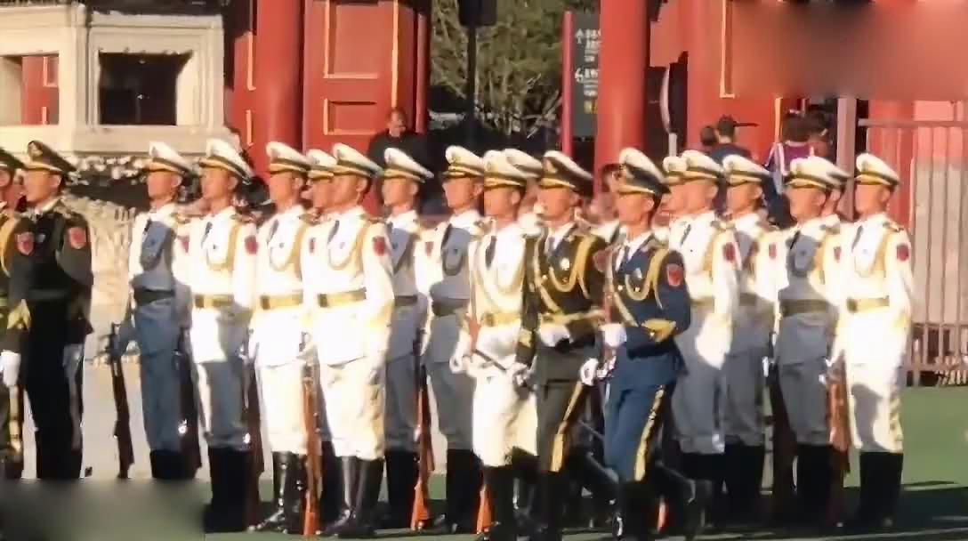 袁晋爽在三军仪仗队中的风采，一名队员的视频启示，袁晋爽在三军仪仗队的风采，队员视频揭示的启示