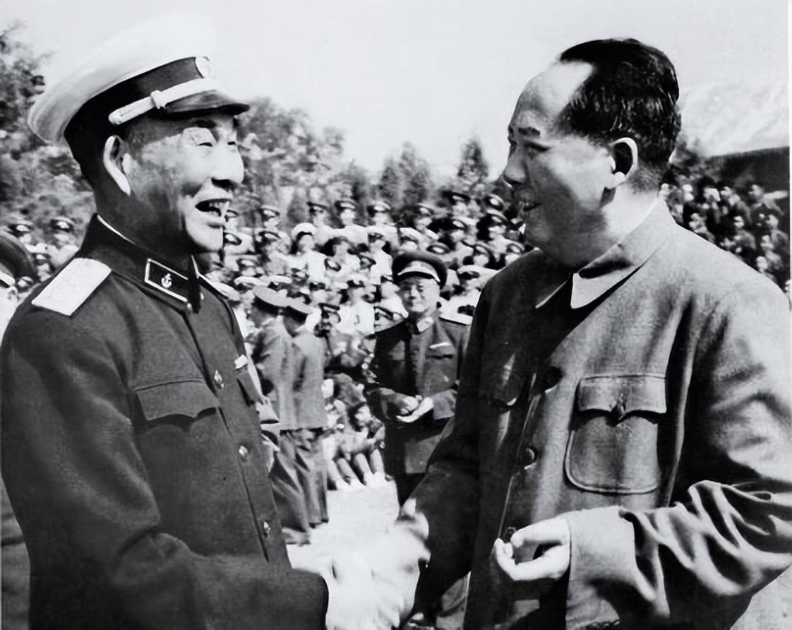 军长和政委的权力比较，深度探讨军事领导体制中的权力分配，军事领导体制中的权力分配，军长与政委的权力比较深度探讨