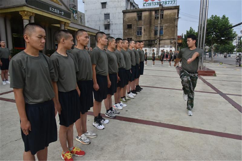 新兵初期训练，挑战与适应之路，新兵初期训练，挑战与适应之路的征程