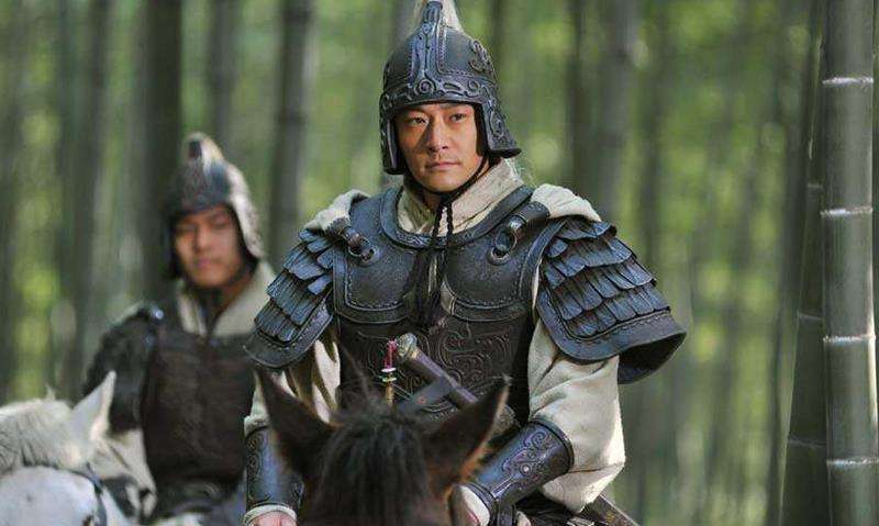 周瑜，军事频道外景主持的独特风采，周瑜，军事频道外景主持的魅力风采