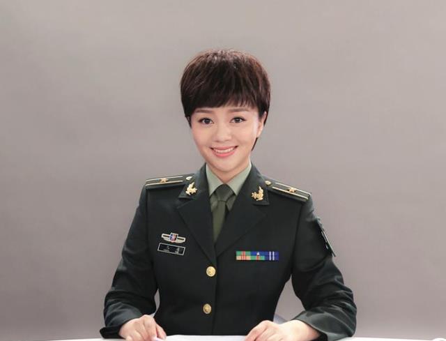 央视军事制高点女主持人，闪耀于军事报道的璀璨明珠，央视军事报道中的璀璨明珠，女主持人闪耀军事制高点
