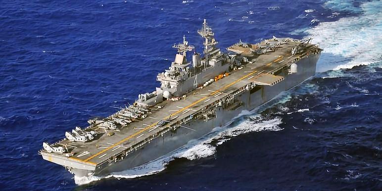 黄蜂级两栖攻击舰与F-35B，现代海空力量的完美结合，黄蜂级两栖攻击舰与F-35B，现代海空力量的巅峰组合
