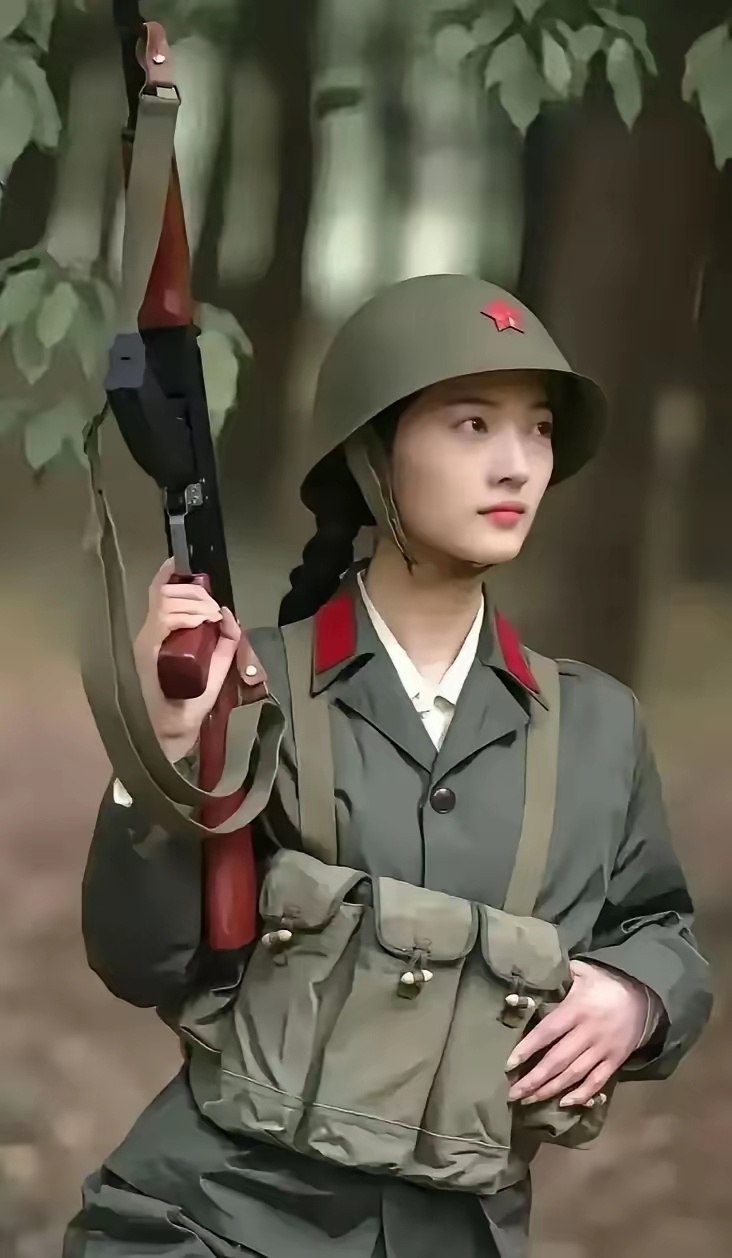 中国女兵，照片中的坚毅与力量，中国女兵的坚毅与力量，照片揭示飒爽英姿