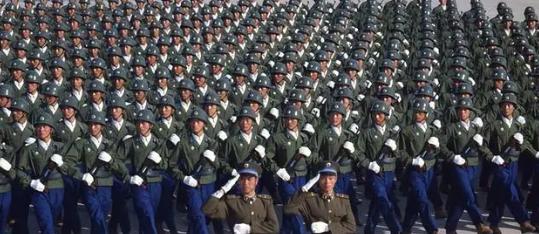 阅兵仪式上走在前面的军衔，荣耀与责任的象征，阅兵仪式上的先锋军衔，荣耀与责任的标志
