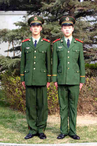 武警穿迷彩服吗，迷彩服在武警部队的应用与意义，武警迷彩服的应用与意义，迷彩服在武警部队中的普遍性与重要性