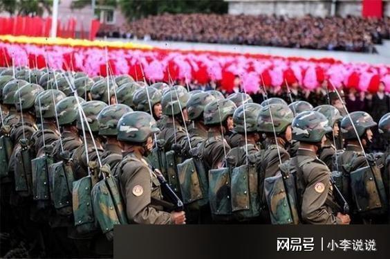 阅兵方阵中的铁骨铮铮——士兵们的腰杆挺直，阅兵方阵中的铁骨铮铮，士兵们的坚定腰杆展现荣耀风采