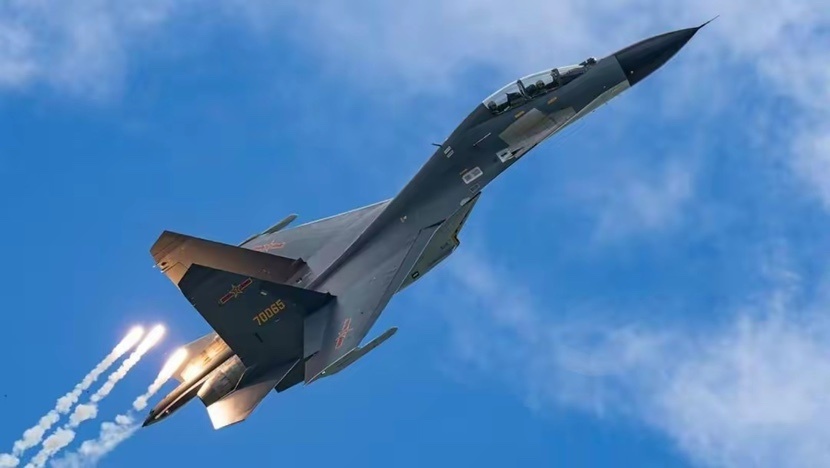 歼-11在南海拦截B-52轰炸机，空中力量的较量与国家安全捍卫，歼-11南海拦截B-52轰炸机，空中力量与国家安全的较量