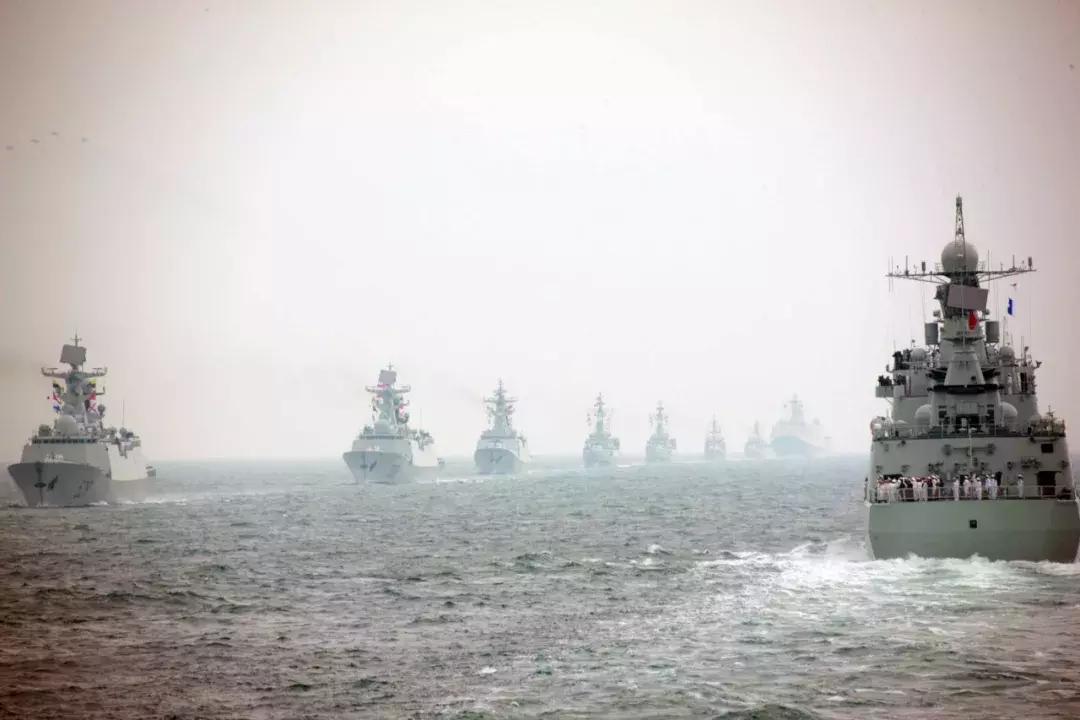 海军成立70周年海上阅兵为什么在青岛——一座海洋城市的荣耀与担当，青岛荣耀时刻，海军70周年海上阅兵展现海洋城市的担当与力量