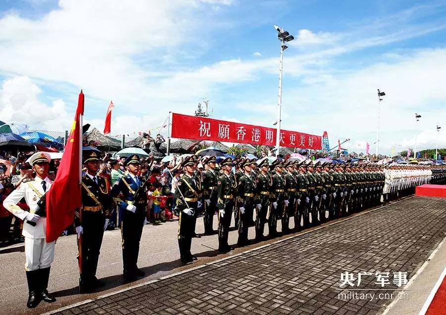 香港市民眼中的驻港阅兵，荣耀与责任的交织，香港市民眼中的驻港阅兵，荣耀与责任的展现