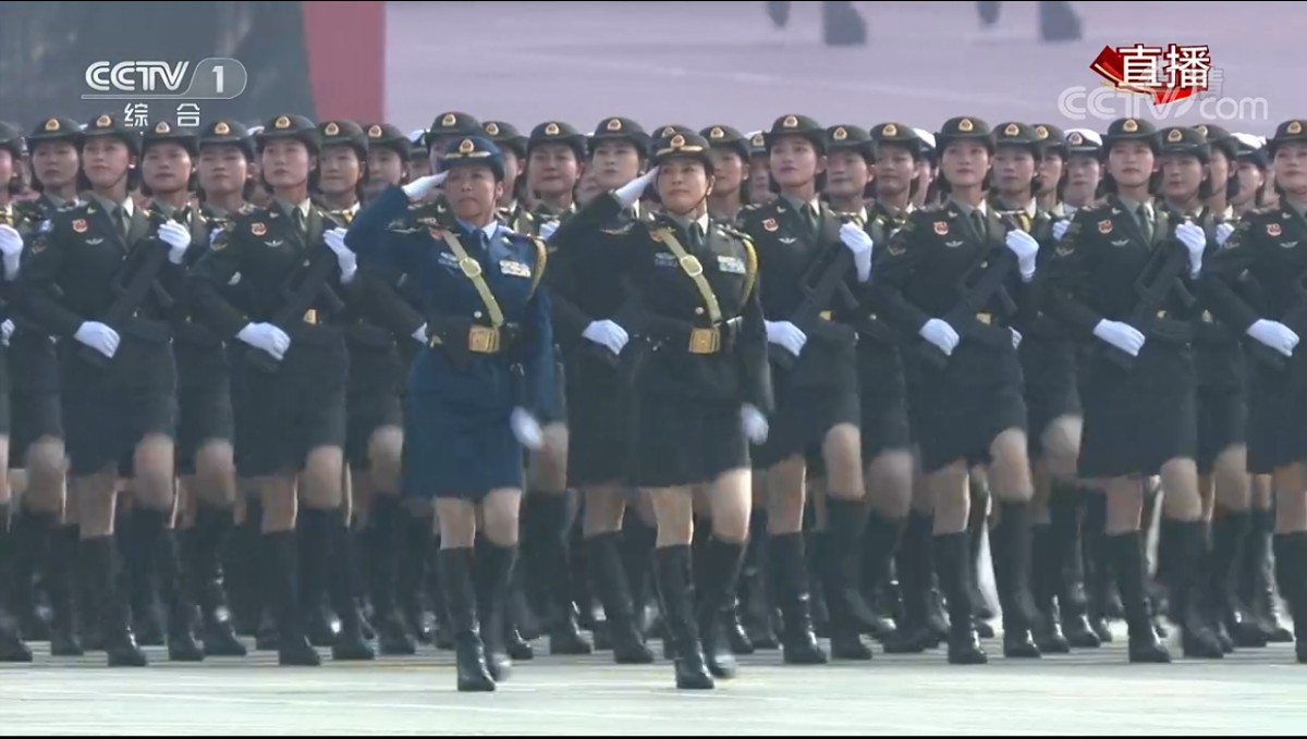 中国阅兵仪式中的女兵风采视频展现，中国阅兵仪式中的女兵风采惊艳全场，巾帼不让须眉的视频展现