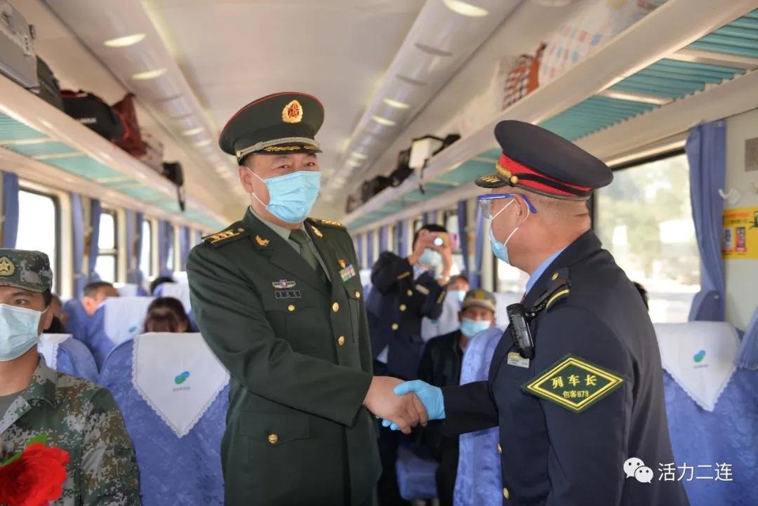 新兵训练迷彩服照片，青春热血的瞬间定格，新兵训练迷彩服瞬间，青春热血的定格