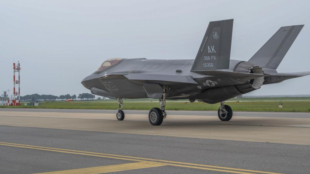 歼-16与F-35，空中巨人的对决，歼-16与F-35，空中巨人对决开启