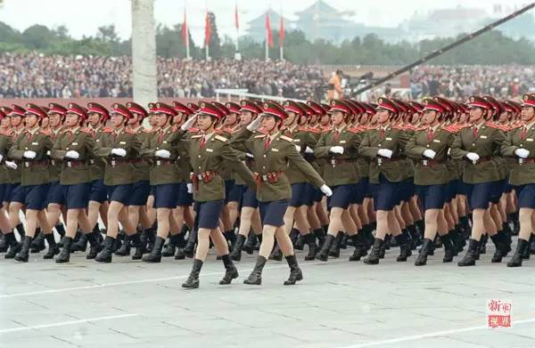 铿锵玫瑰，受阅女兵方队的风采，铿锵玫瑰，受阅女兵方队的荣耀瞬间